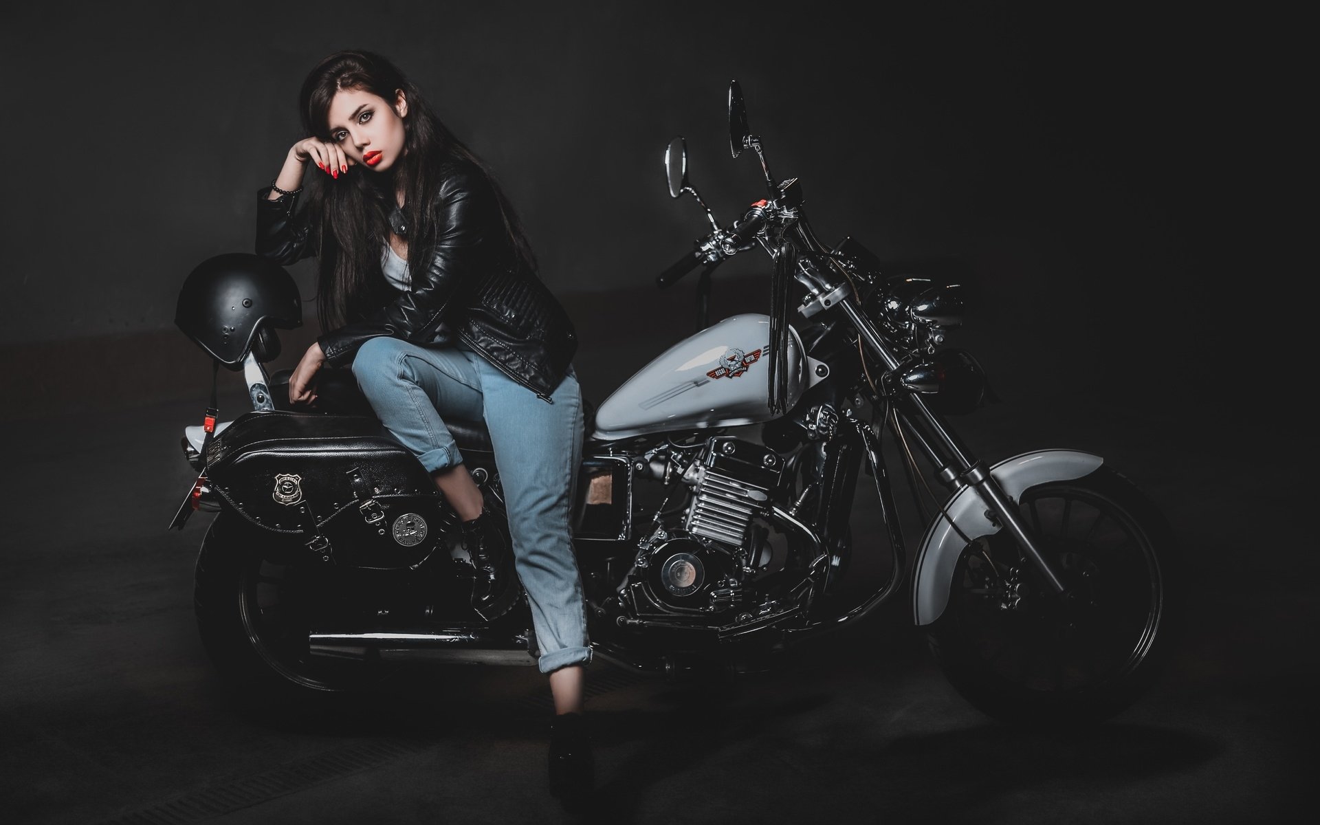 Biker girls: style and drive brings the glow — live moments in Changsha