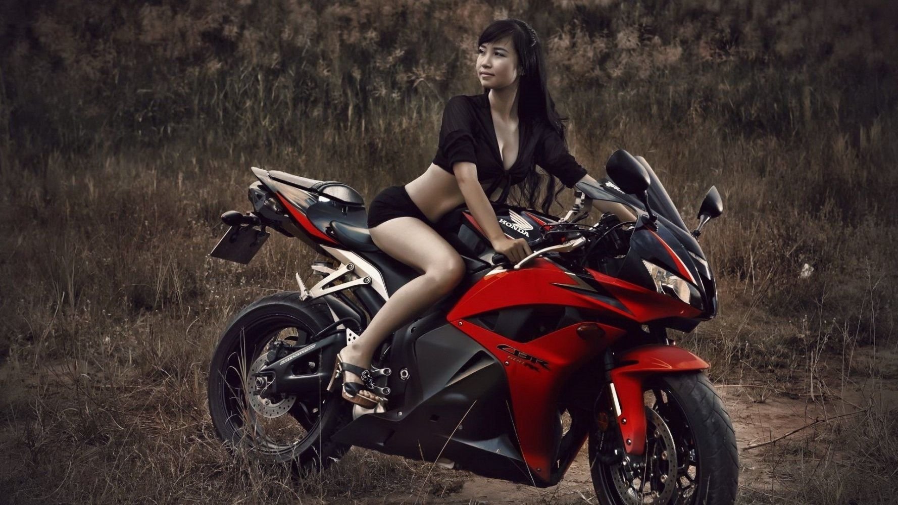 Fitness girls and bikes in Changsha